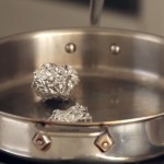 Stavio je izgužvanu aluminijumsku foliju u tiganj i otkrio GENIJALAN TRIK (VIDEO)
