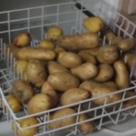 STAVIO JE KROMPIR U MAŠINU ZA PRANJE SUĐA: Ovaj trik će vam spasiti život! (VIDEO)