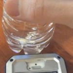Stavio je flašu vode pored telefona, upalio ga – i RIJEŠIO PROBLEM koji svi redovno imamo (VIDEO)