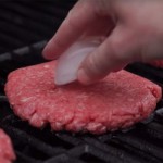 Stavio je KOCKU LEDA na pljeskavicu – i ostavio sve BEZ TEKSTA kad su je probali (VIDEO)