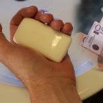 UŠTEDITE NOVAC: Stavite ovako gumicu na sapun i TRAJAĆE MNOGO DUŽE (VIDEO)