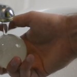 Sipao je vodu preko sijalice, a ono što je dobio natjeraće vas da uradite istu stvar! (VIDEO)