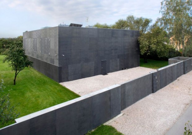 Safe House betonska je kuća s pomičnim zidovima