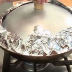 TRIK KOJI MORATE ISPROBATI: Ispod poklopca je postavila aluminijsku foliju i onda počela kuhati…
